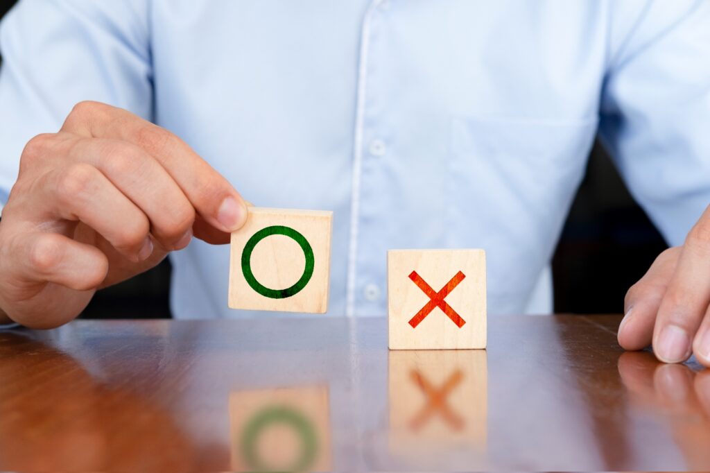 自分で考え、判断する様子を表現した写真