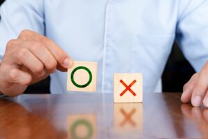 自分で考え、判断する様子を表現した写真