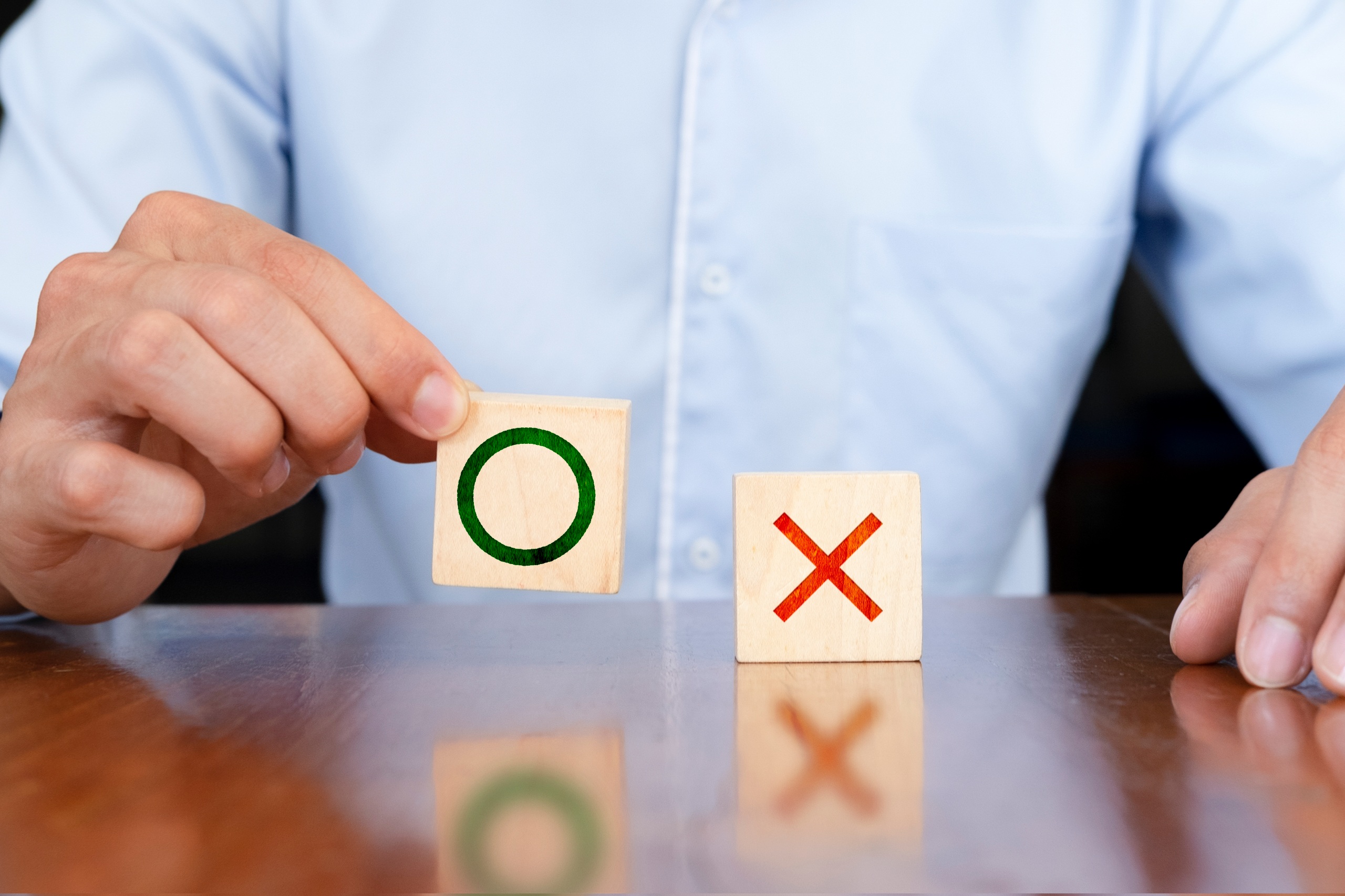 自分で考え、判断する様子を表現した写真