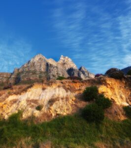 ３つの山が重なる姿。登るのは本当に険しそう。