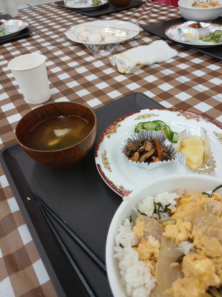 新宿区のこども食堂で6月に出た親子丼。