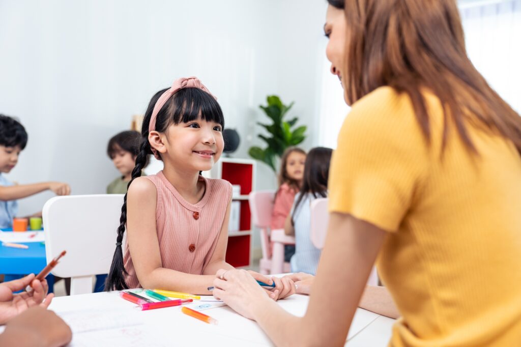 子どものお金教育をテーマに、大人と子どもが向かい合って対話する様子