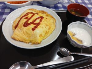 7月の子ども食堂のメニューは、オムライスでした。