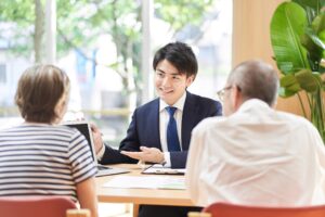 FPが夫婦に新NISAや資産形成について相談対応している様子