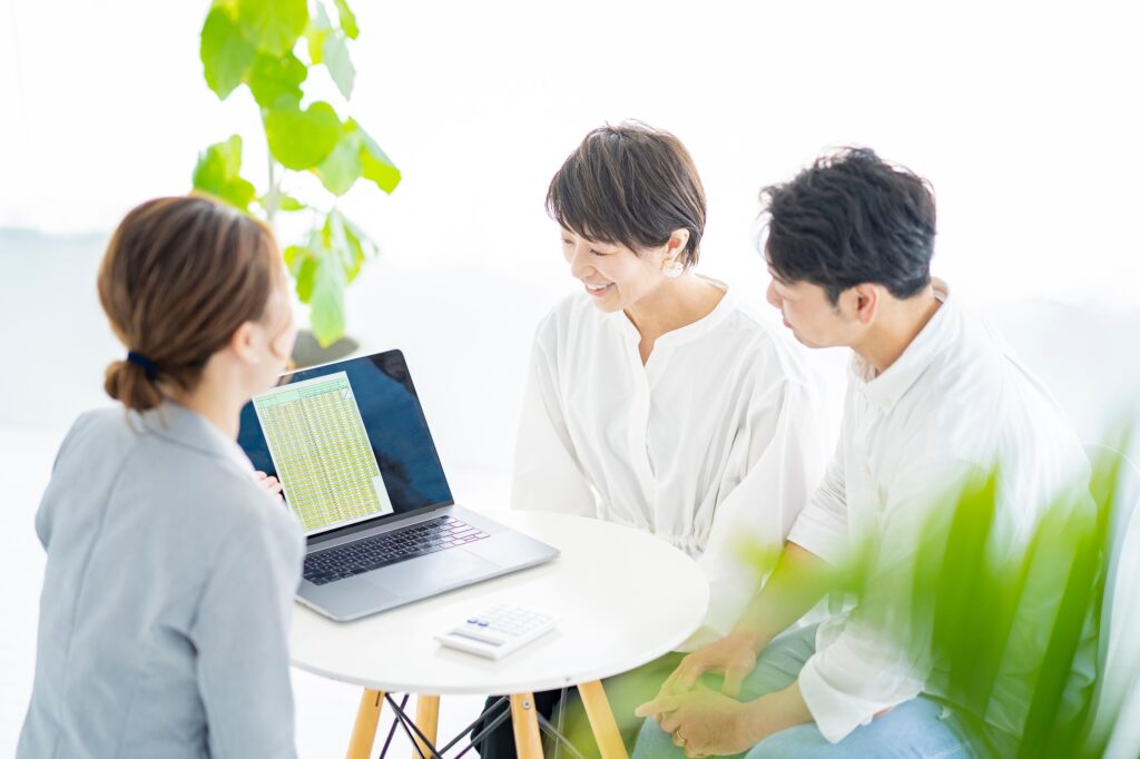 FPと相談者が資料を見ながら、金融商品の選択について話し合っている様子