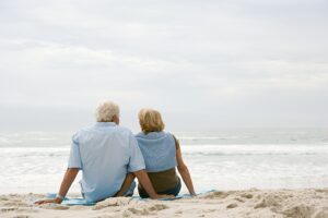 退職後の人生を楽しむために資産運用を考えるシニア夫婦