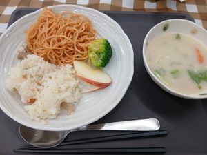 子ども食堂、2026年10月メニュー。ピラフとクリームシチュー。